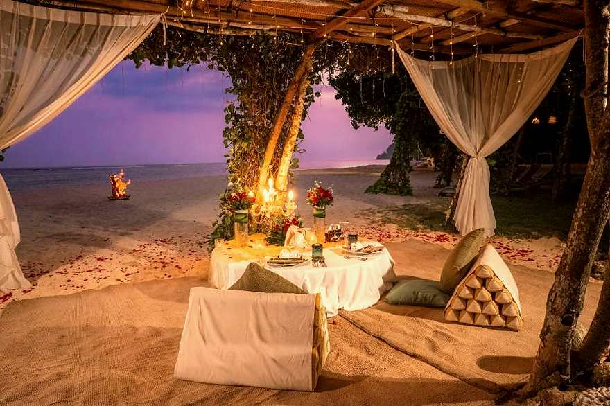 Cină pe plajă în Bali